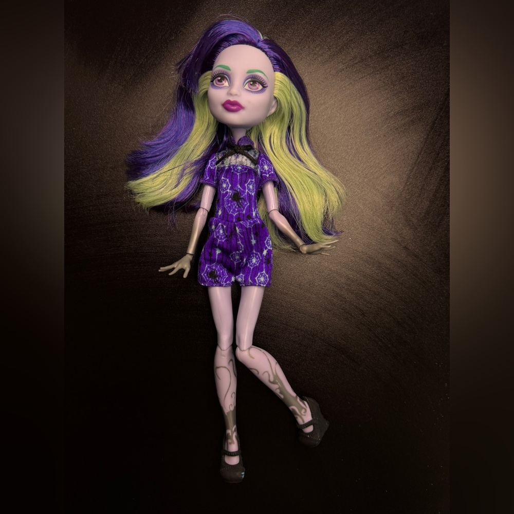 Coffee, bean, monster high Twyla with painted shoes, comes as shown - Picture 2 of 4